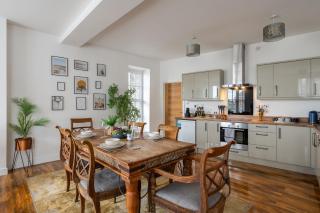 Spacious, Well-Equipped Apartment With Parking - 2