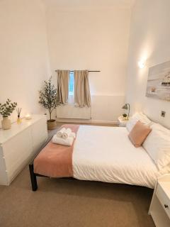 Beautiful 2 Floor 3BR House Walk to Liverpool St - 8