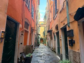 Comfort Apartment 4 guests City center location Daily flower food&fruit market Near ferries and Portovenere bus Flexible space with adjacent unit - 1