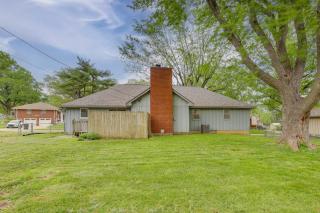13 Mi to Arrowhead: Family-Friendly Home w/ Yard - 8