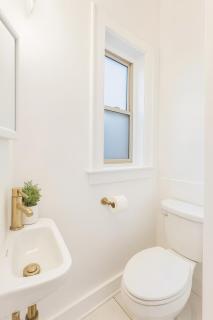 Cozy Modern Studio Queen BedWorkspacefastWifi - 5