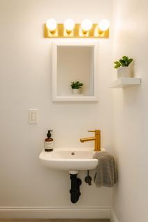 Cozy Modern Studio Queen BedWorkspacefastWifi - 3