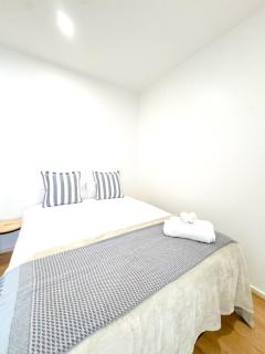 Entire city 2BR apt central - 8