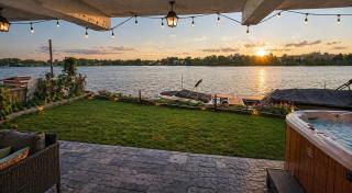 Lovely loft on the water, with free parking - 2