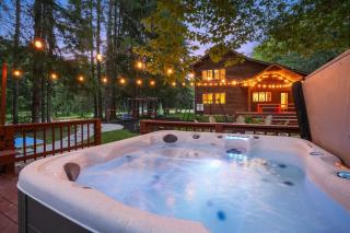 Colorful Cabin- Fun & Games Pickleball Hot Tub - 0
