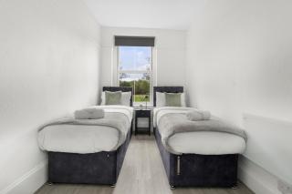 Modern 3BR 2Bath Flat Near Transport & Park - 8