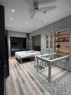 High-Floor Studio Stunning Lake & City View - 5