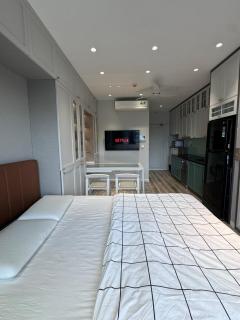 High-Floor Studio Stunning Lake & City View - 3