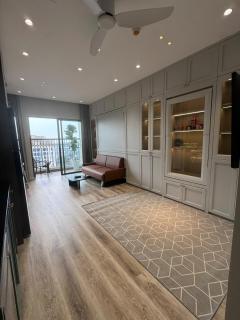 High-Floor Studio Stunning Lake & City View - 1