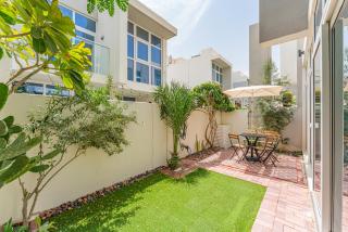 Modern 3 Bedroom Villa in DAMAC Hills 2 with Private Garden and Water Park Access - 3