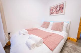 New and Central, 5 Bedroom, 11 Proper Beds, Free Parking & Wifi - 1