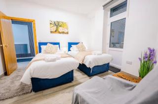 New and Central, 5 Bedroom, 11 Proper Beds, Free Parking & Wifi - 3