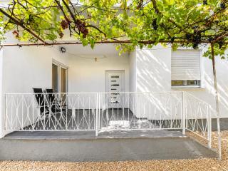 Welcome to our holiday home in Sutomore - 1