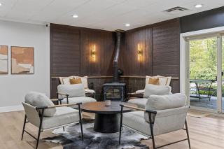 9 Acre Estate-Pool-Hot Tub-Wine Cave-20 Min to DT - 6