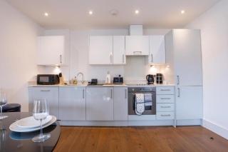 Modern Balcony Flat - Free Netflix - Near Slough Station - 7