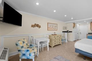 Oceanfront Views King Room with Amenities - 7