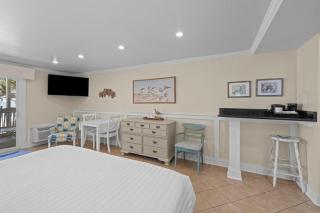 Oceanfront Views King Room with Amenities - 8