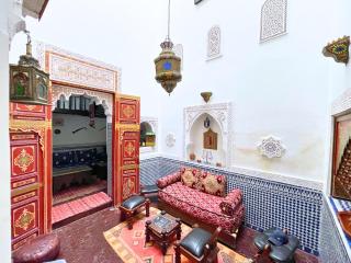 Évasion Authentique - Riad avec Suites - Wi-Fi & Climatisation - Terrasse avec vue panoramique sur la Médina - 9