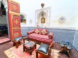 Évasion Authentique - Riad avec Suites - Wi-Fi & Climatisation - Terrasse avec vue panoramique sur la Médina - 5