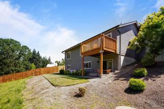 Stylish 2-Story Getaway on Keizer's Quiet Outskirt - 8