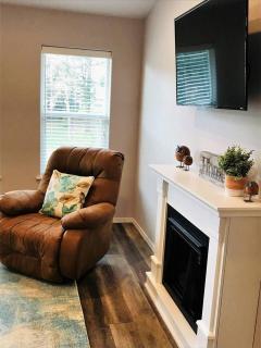 Stylish 2-Story Getaway on Keizer's Quiet Outskirt - 4