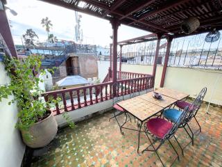 Évasion Authentique - Riad avec Suites - Wi-Fi & Climatisation - Terrasse avec vue panoramique sur la Médina - 9
