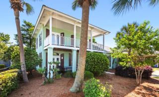 Gorgeous coastal private home close to everything and shared pool - 0