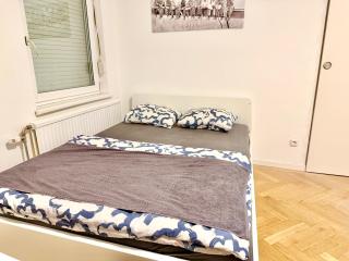 City Apartment with Free Parking near Vienna - 3