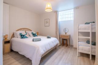 Gîte de l'Esplanade-18 min du Puy du Foù-Ventilateurs- Billard- Baby-foot-Fléchettes-Grande maison de bourg spacieuse de 200m2- Famille-Amis-Groupe - 2