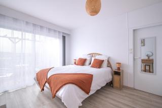 Gîte de l'Esplanade-18 min du Puy du Foù-Ventilateurs- Billard- Baby-foot-Fléchettes-Grande maison de bourg spacieuse de 200m2- Famille-Amis-Groupe - 1