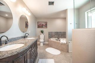 Hot Tub, King Beds, Beach Volleyball, Mountain Views, Private Retreat - 8
