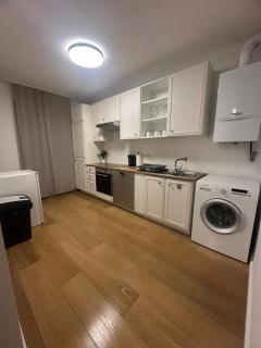 Renovated Central Apartment with Riverview - 8