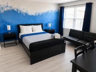 Miami Beach Condo Steps to Ocean Drive – Pets OK - 8