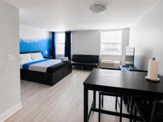 Miami Beach Condo Steps to Ocean Drive – Pets OK - 6