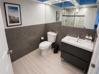 Miami Beach Condo Steps to Ocean Drive – Pets OK - 5