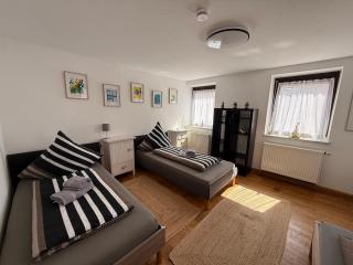 ARCOS Apartment - Geräumige 3-Zimmer-Wohnung mit 8 Einzelbetten - Perfekt für Familien, Gruppen oder Monteure - 4