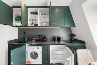 Elevated City Living - Modern & Convenient - 3