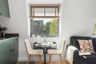 Elevated City Living - Modern & Convenient - 7