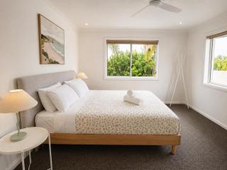 5BR Waterfront Pool Escape in Mermaid Waters - 3