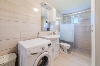 4 - Bedroom House With Hot Tub & Sauna - Happy Rentals - 1