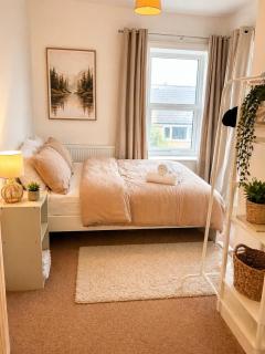 Stylish 2-Bed Cottage Sleeps 6 Free Parking Ideal for Contractors & Families - 0
