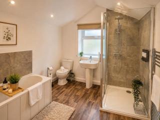 Stylish 2-Bed Cottage Sleeps 6 Free Parking Ideal for Contractors & Families - 1
