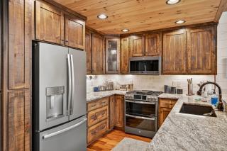 Luxury Mineral Bluff Cabin with Deck and Hot Tub! - 1