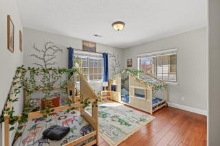 Cozy Woodland Family Cabin With Private Deck Fenced Yard - 1