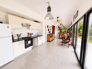 Maison contemporaine en bois avec piscine - 3