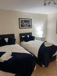 Large Contractor 4 Bedroom Detached House 8 Minutes From Universal Site, Sleeps 10 and Private Parking For 3 Large Vans - 2