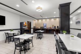 La Quinta by Wyndham Auburn - 1