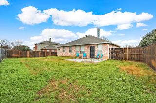 Spacious Updated Lonestar 3BR Retreat - 1