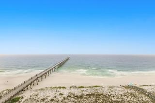 11th-floor oceanfront condo with pool Gulf & pier views with laundry - 0