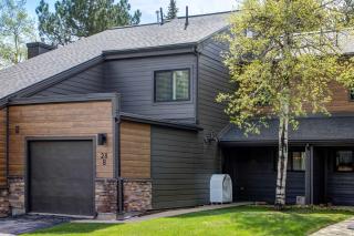 3BR Townhouse with Loft - Walk to Ski Lifts - 0
